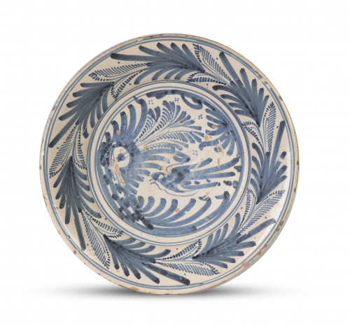Plato de cerámica esmaltada en azul con golondrina de la se