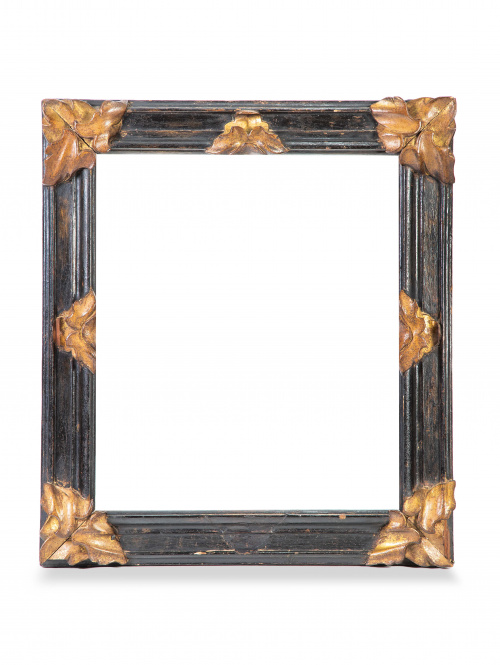 Marco de madera policromado en negro con palmetas doradas.