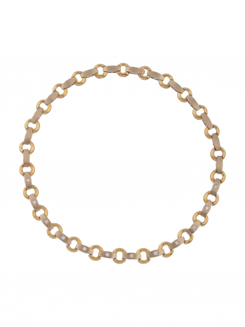 Collar con aros de oro liso articulados a bandas de oro mat