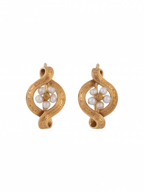 Pendientes S.XIX con flor de perlas finas entre cintas entr