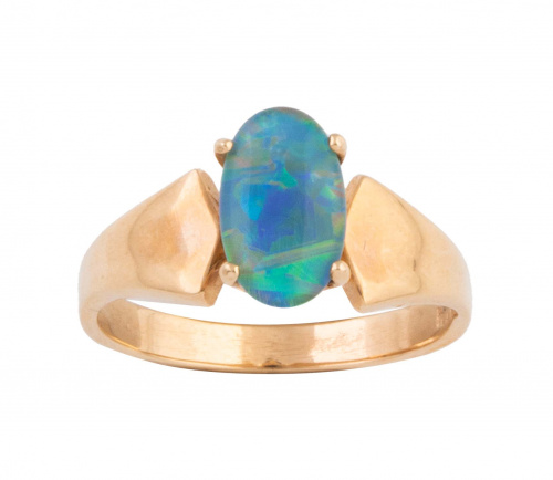 Sortija con ópalo central de talla oval engastado en garras