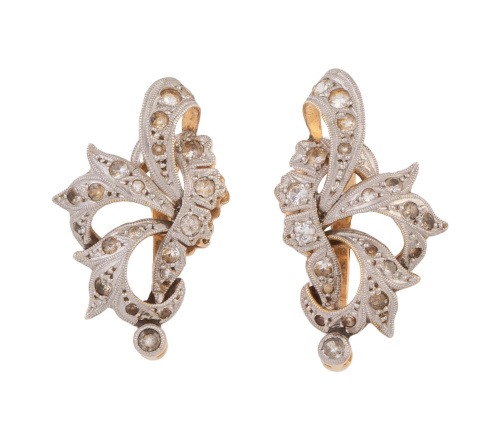 Pendientes de zafiros blancos con diseño de cintas entrelaz