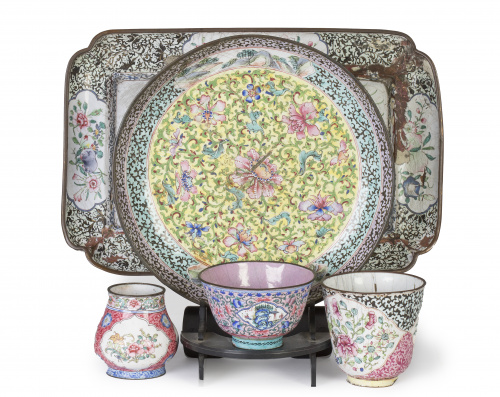 Conjunto de cinco esmaltes: una bandeja, un plato, un jarró