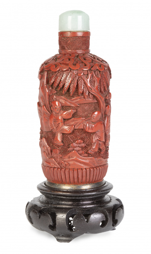 Snuff-bottle con figuras en laca cinnabar y tapa en jade ve