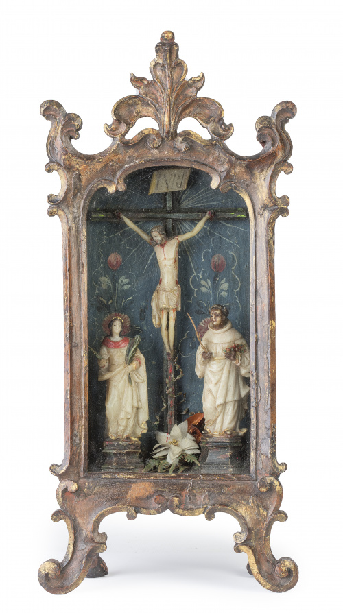 Cristo crucificado con dos santosVitrina devocional de ma