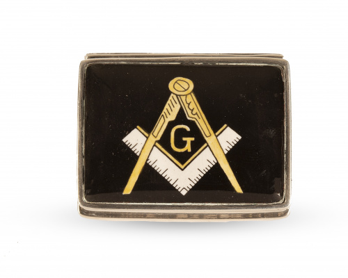 Cajita de plata con emblema de la masonería esmaltado, ley 