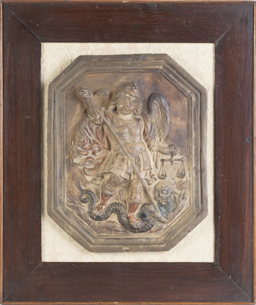 San Miguel Arcángel.Placa de barro cocido, con restos de 