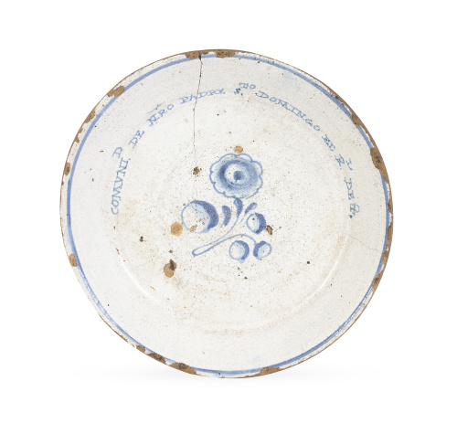 Plato conventual de cerámica esmaltada en azul y blanco, co