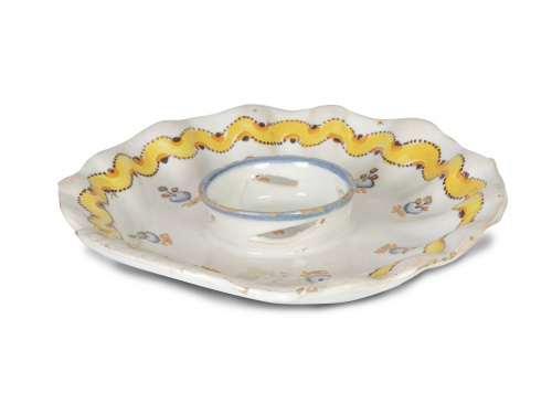 Mancerina de cerámica esmaltada, con flores y cinta amarill