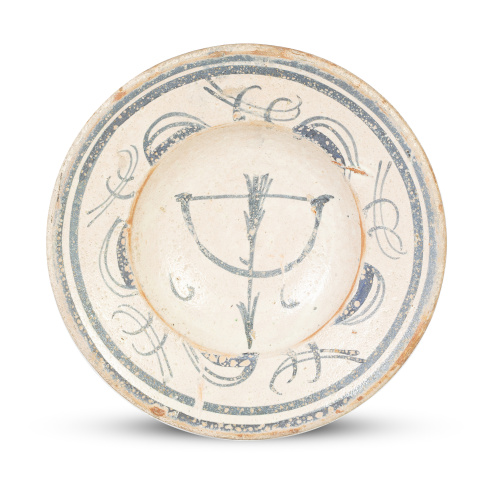 Plato de cerámica esmaltada en azul y blanco con un arco y 