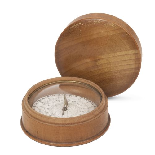 Cajita de madera con reloj de sol en el interior.Inglater