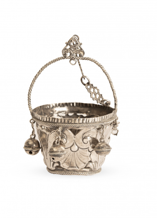 Cascabelero con forma de cubo de plata repujada con flores.