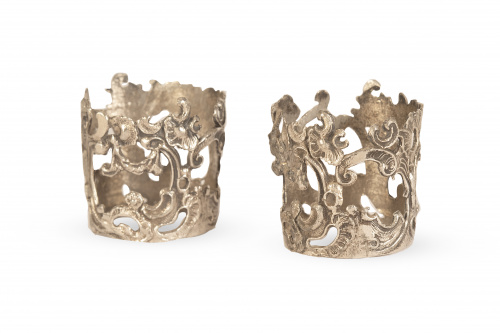 Dos coronas de plata, decoradas con tornapuntas y rocalla.