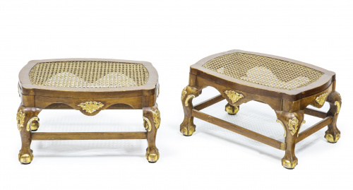 Pareja de escabeles de madera de nogal tallada y dorada.T