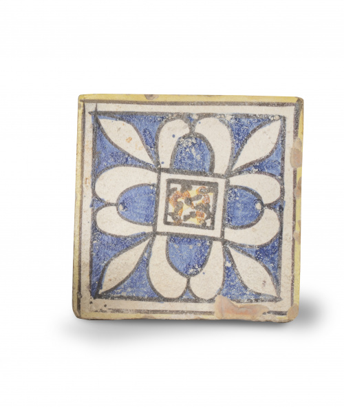 Azulejo de cerámica esmaltada, con flor.España, S. XVII.