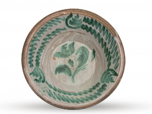 Lebrillo de cerámica esmaltada de verde con flor en el asie