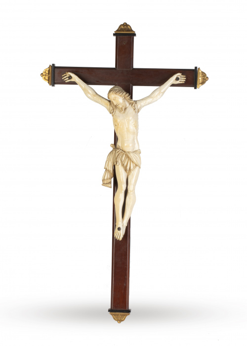 Cristo crucificado.Marfil tallado sobre cruz de madera de