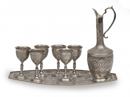 Jarro con seis copas y bandeja de plata de profusa decoraci