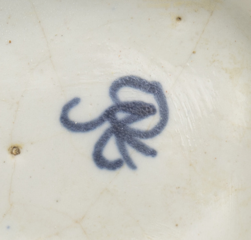 Tibor pequeño de cerámica esmaltada en azul cobalto con car