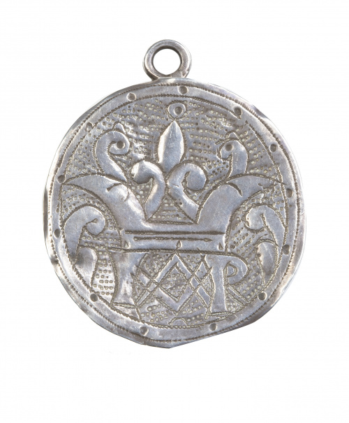 Medalla devocional con santo tallado y policromado en el in