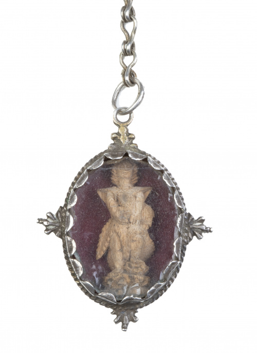 Relicario con marco de plata rematado a cordoncillo y floro