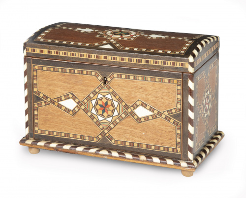 Caja en madera y hueso decorada con marquetería geométrica.