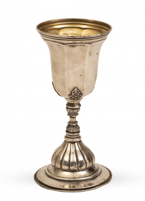 Copa de plata Jorge V con interior vermeille. Con marcas.