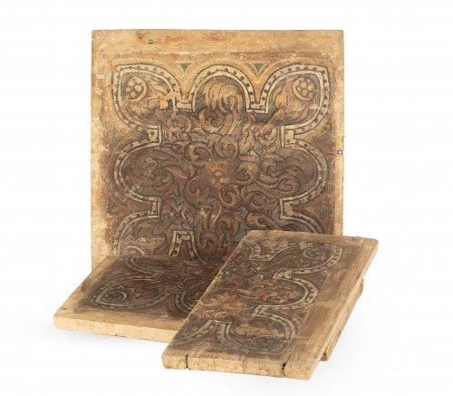 Dos arrocabes de madera pintada.S. XV.