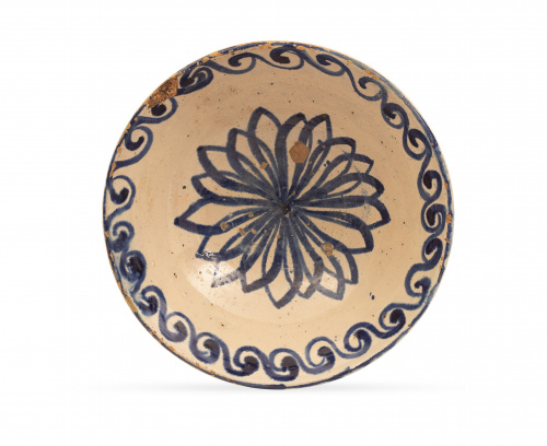 Cuenco de cerámica esmaltada en azul, decorada con flor.F