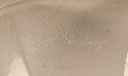 Jarrón de cristal con friso de personajes en azul y dorado.