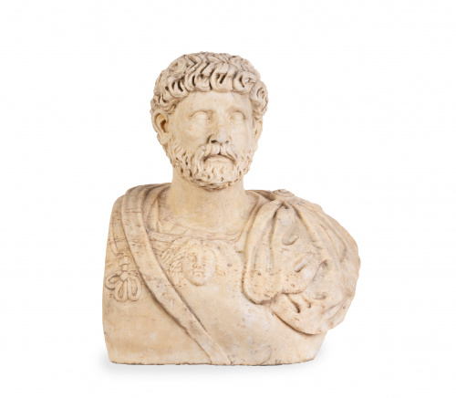 Busto decorativo en piedra de Adriano con traje militar y l