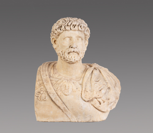 Busto decorativo en piedra de Adriano con traje militar y l