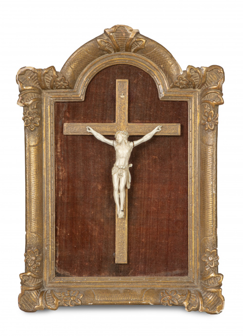 Cristo de marfil tallado sobre fondo de terciopelo con marc