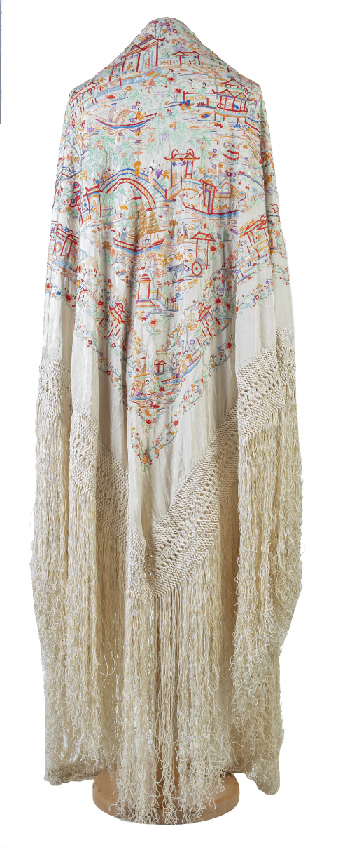 Mantón de "Manila" en seda en hueso con hilos de color deco