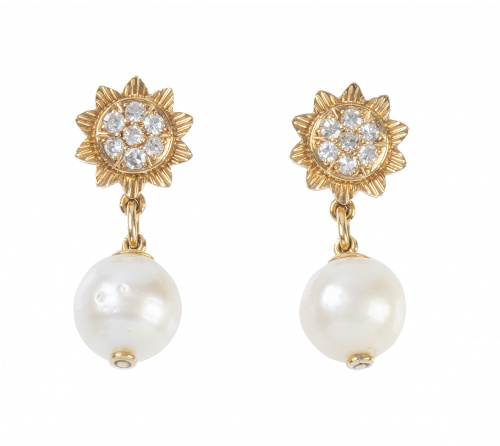 Pendientes largos con flor de brillantes y perla colgante
