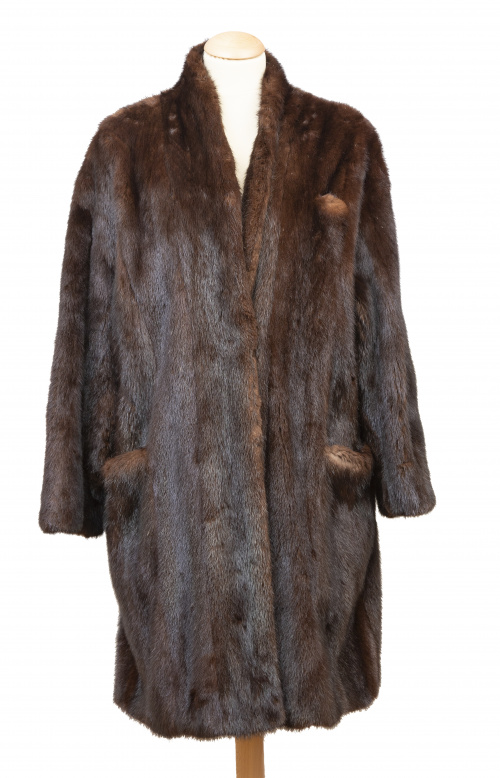 Abrigo largo ELENA BENARROCH en piel de visón color marrón 
