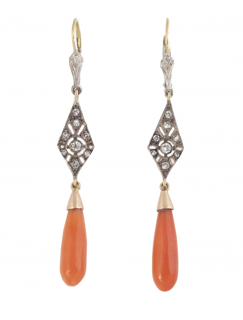Pendientes largos de pp. S.XX con perilla de coral que pend