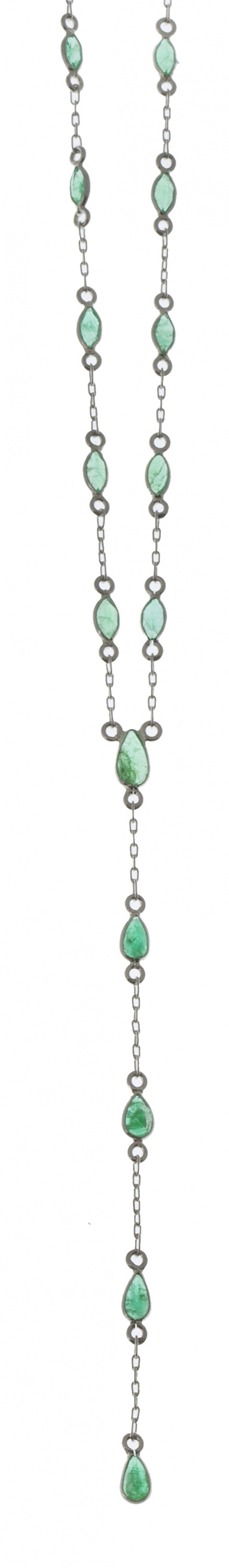 Collar con esmerladas de talla perilla, articuladas con cad