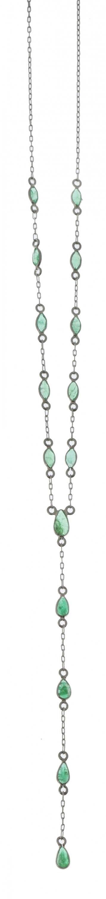 Collar con esmerladas de talla perilla, articuladas con cad