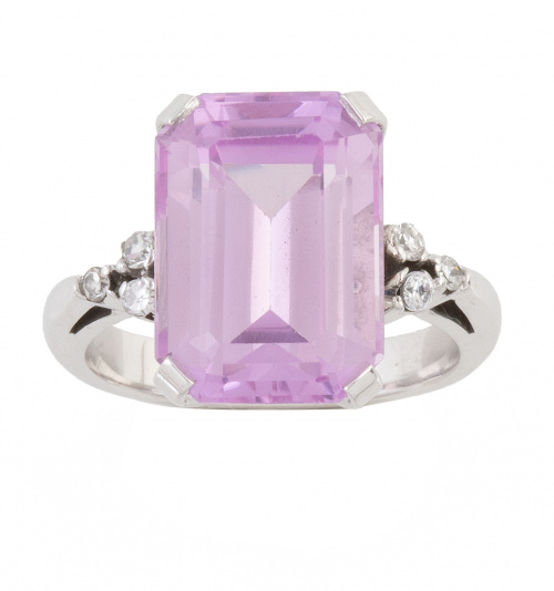 Sortija con rosa de Francia rectangular y tríos de brillant