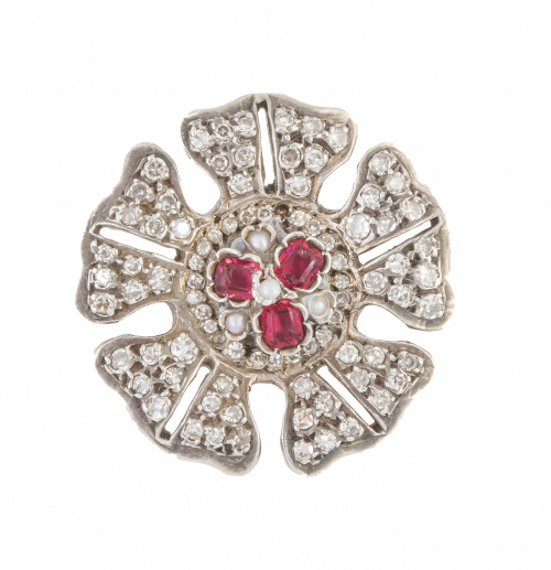 Broche flor años 30 cuajado de brillantes, con tres rubíes 