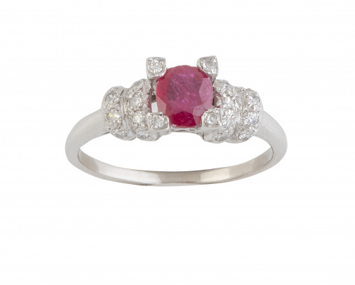 Sortija con rubí oval de 0,65 ct engastado en cuatro garras