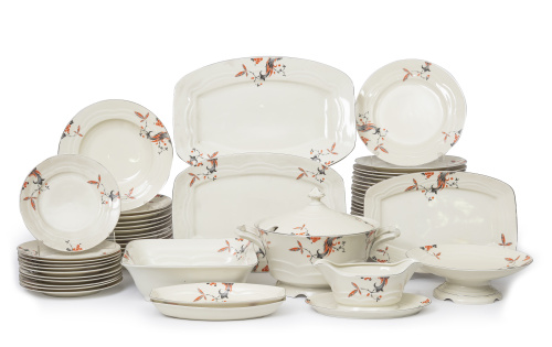 Vajilla de porcelana con decoración esmaltada de hojas en n