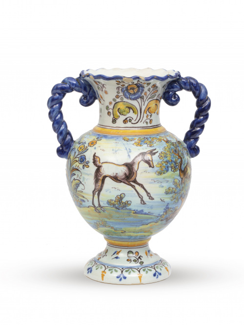 Jarro de cerámica esmaltada, con asas torsas de la serie po