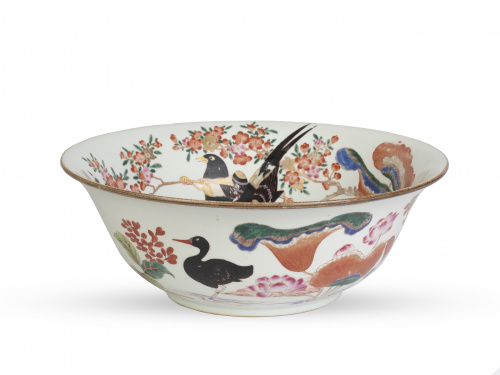 Cuenco en porcelana esmaltada decorado con aves y flores.