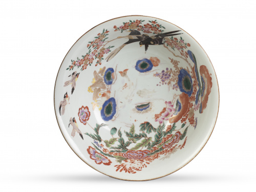Cuenco en porcelana esmaltada decorado con aves y flores.