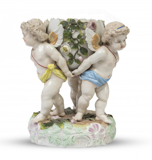 Centro de porcelana esmaltada con figuras escutóricas model