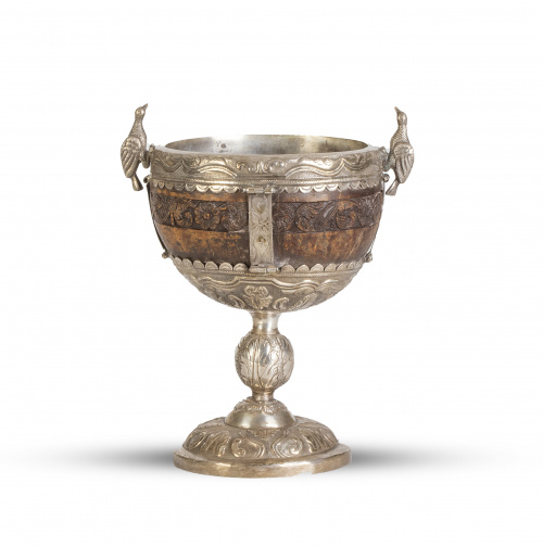 Copa de coco tallado montado en plata.Perú, S. XVII.