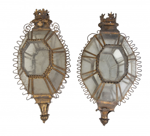 Pareja de faroles octogonales de metal dorado y cristal.p