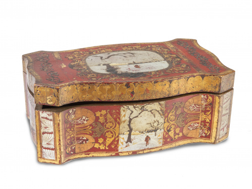 Caja de madera lacada de rojo, dorado y plateado, con la le